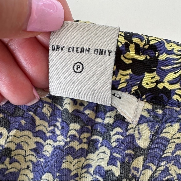 Vertigo  Paris sleeveless fitted top with ruffle front - Picture 8 of 10